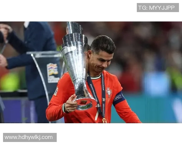 足球明星偶像的影响力与球迷心中的英雄形象探讨